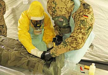 CBRN-Übung DRK mit Bundeswehr Übung zur Reinigung verunreinigter Person