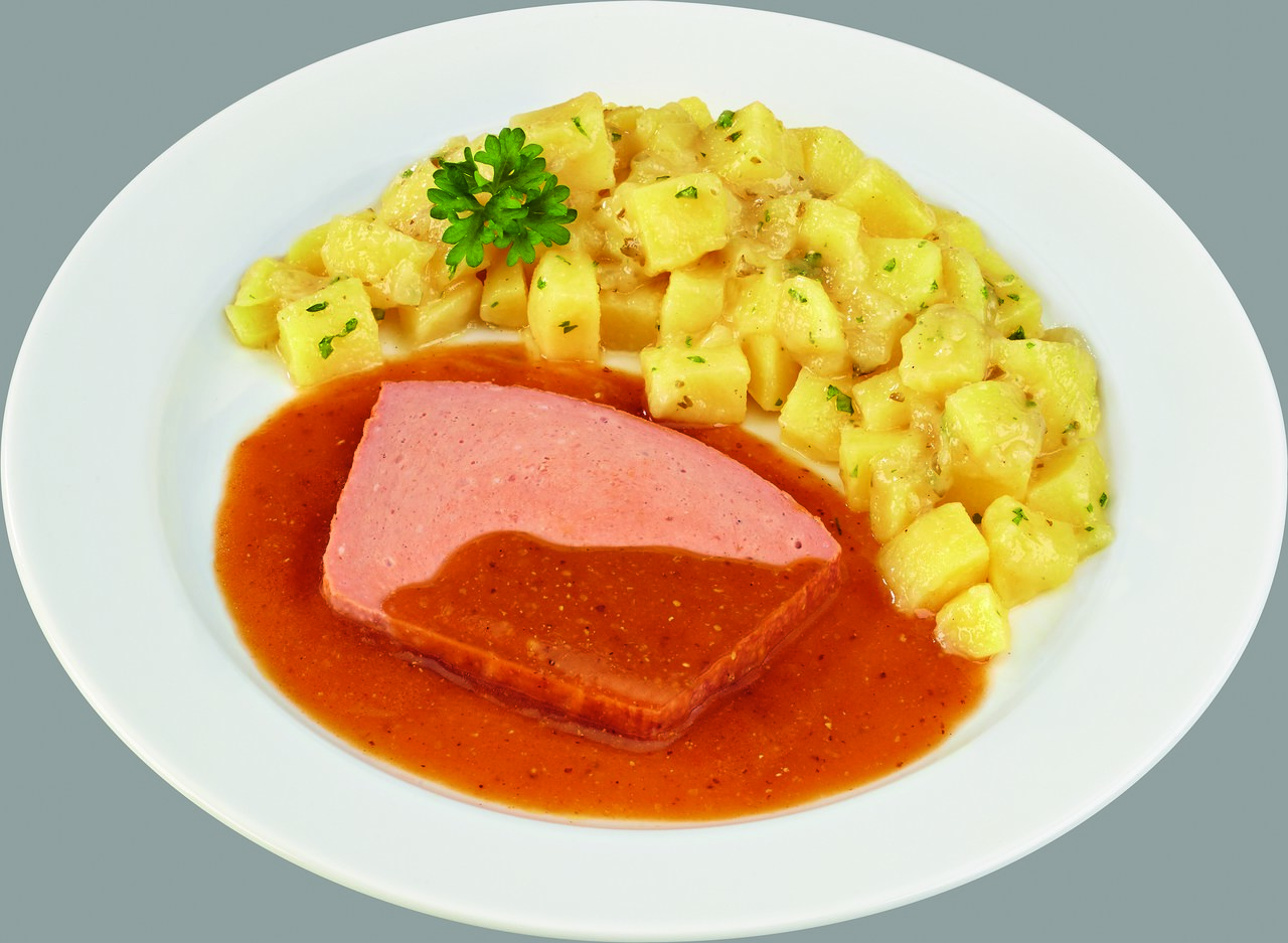 Leberkäse vom Rind und Schwein in einer Bratensoße mit süßem Senf, dazu warmer Kartoffelsalat