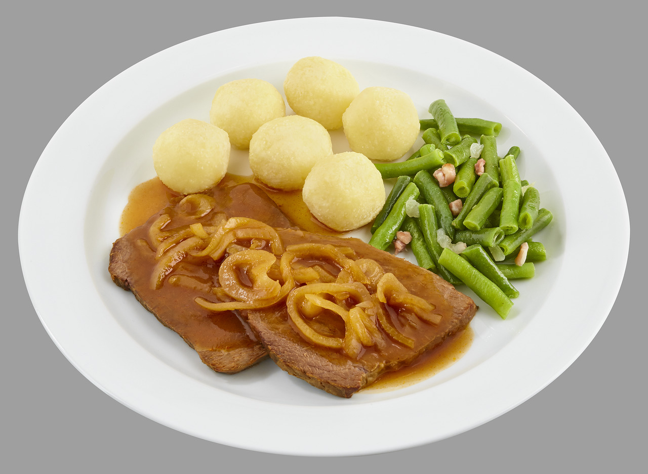 Deftiger Zwiebelrostbraten vom Rind in Soße, dazu Bohnen mit Speck und Kartoffelklöße