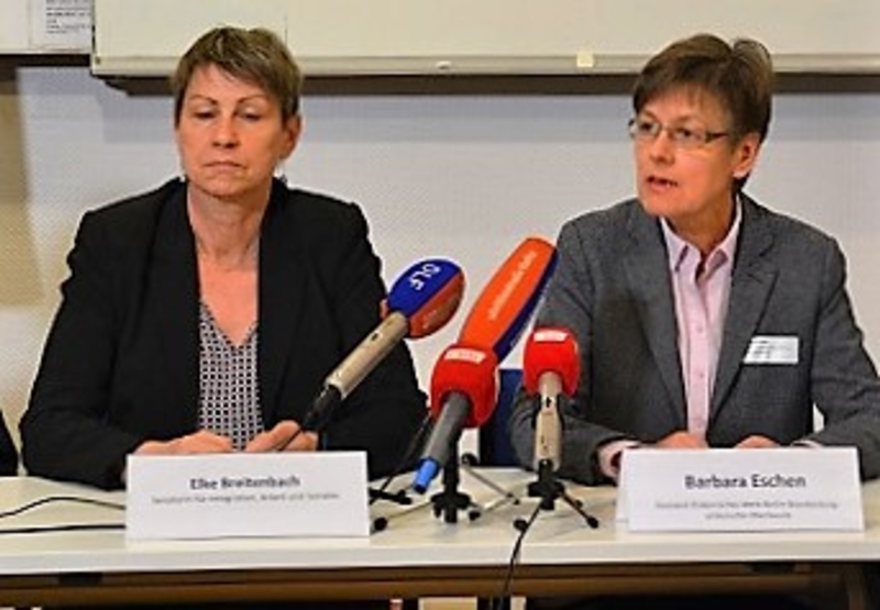 Elke Breitenbach (Senatorin für Integration, Arbeit und Soziales) und Barbara Eschen (Diakonisches Werk) auf der Pressekonferenz nach der Strategiekonferenz Wohnungslosenhilfe.