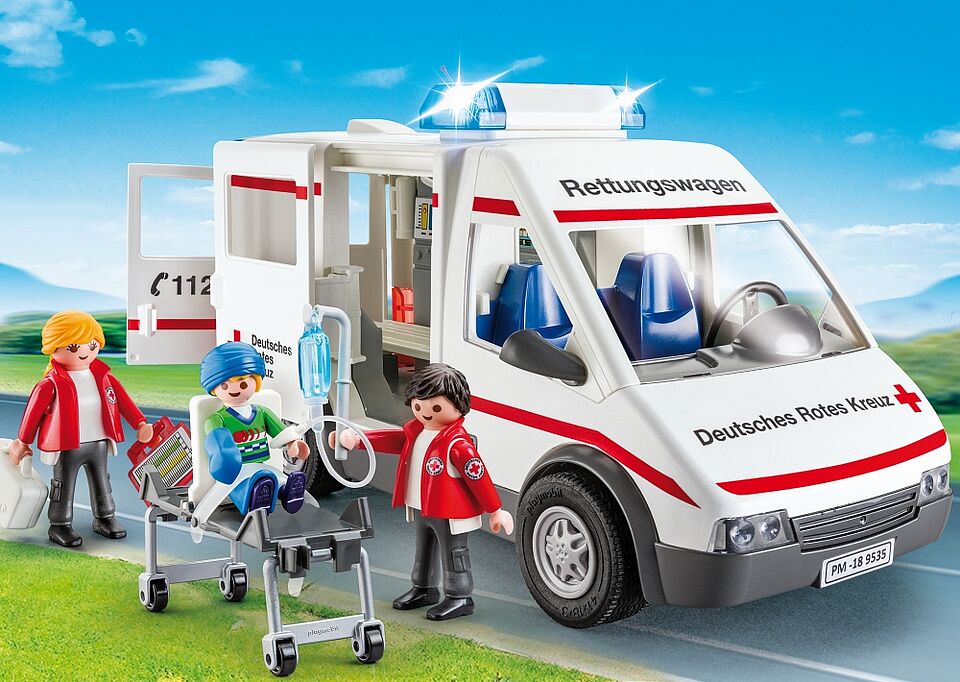 Mit Blaulicht eilen Sanitäterin und Sanitäter herbei und versorgen den verletzten Jungen am Unfallort.