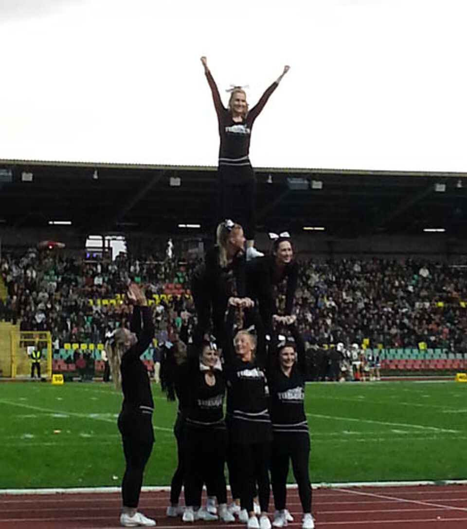 Cheerleader bei einem Stunt Cheerleader bei einem Stunt