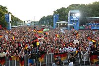 Menschenmassen auf der Fanmeile