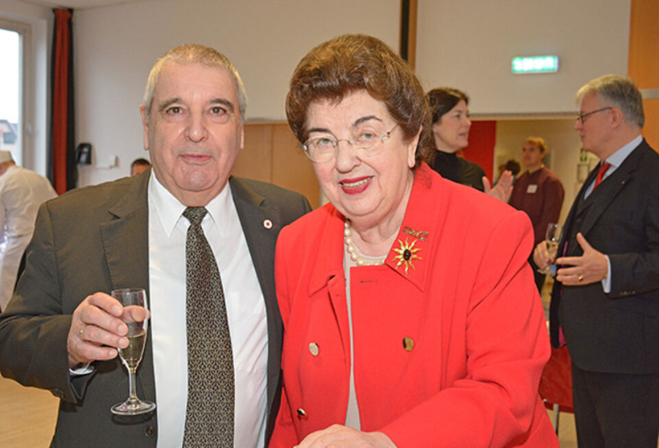 Gratulation auch von Lore Maria Peschel-Gutzeit.