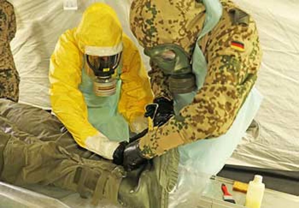 CBRN-Übung DRK mit Bundeswehr Übung zur Reinigung verunreinigter Person