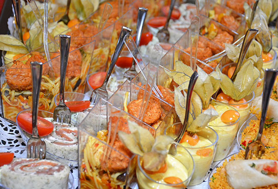 Fingerfood und Häppchen kamen vom Rotkreuz-Institut Berufsbildungswerk.