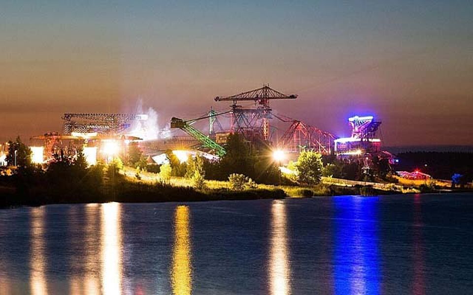 Bunte Lichtershow über dem Wasser Bunte Lichtershow über dem Wasser
