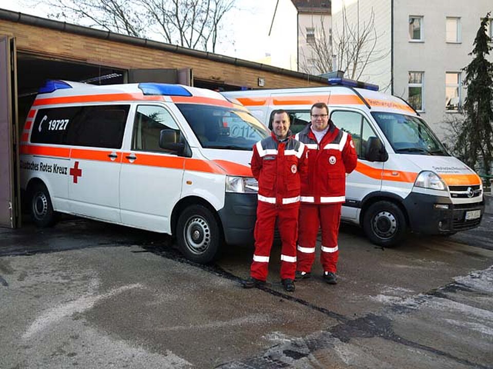 Die DRK Sanitäter vor dem Rettungswagen Die DRK Sanitäter vor dem Rettungswagen