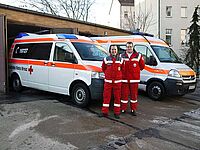 Die DRK Sanitäter vor dem Rettungswagen