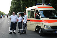 Sanitäter vor einem Rettungswagen
