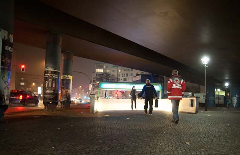 Ehrenamtliche Helfer und Sanitäter Nachts bei der Arbeit Ehrenamtliche Helfer und Sanitäter Nachts bei der Arbeit