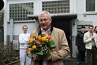 Herr Billhardt hällt Blumen im Arm