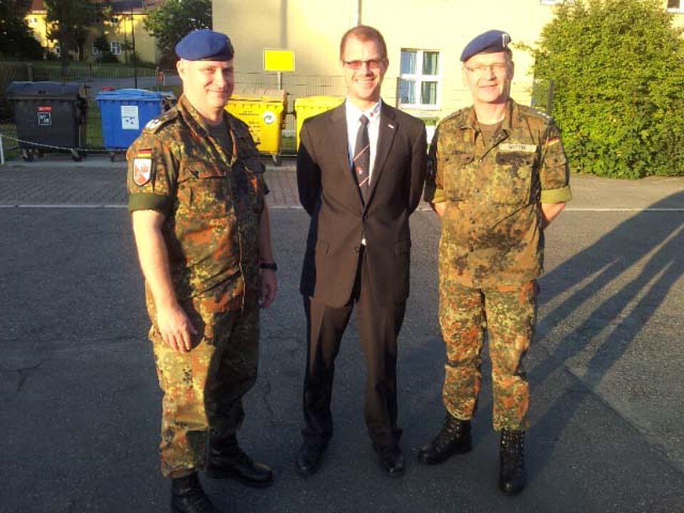 Mann zwischen zwei Soldaten