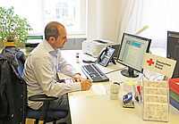 Mohamad Naim bearbeitet einen Stiftungsantrag. Foto: Jessica Karbon / DRK
