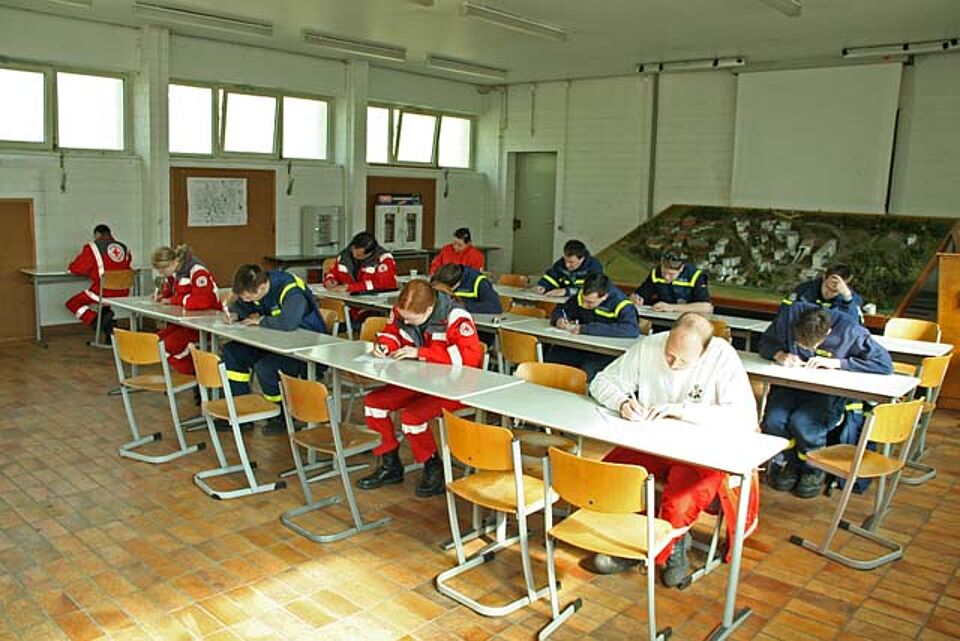 Sanitaetsdienstlehrgang 2011 Sanitäter sitzen an Tischen zusammen