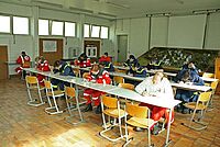 Sanitäter sitzen an Tischen zusammen