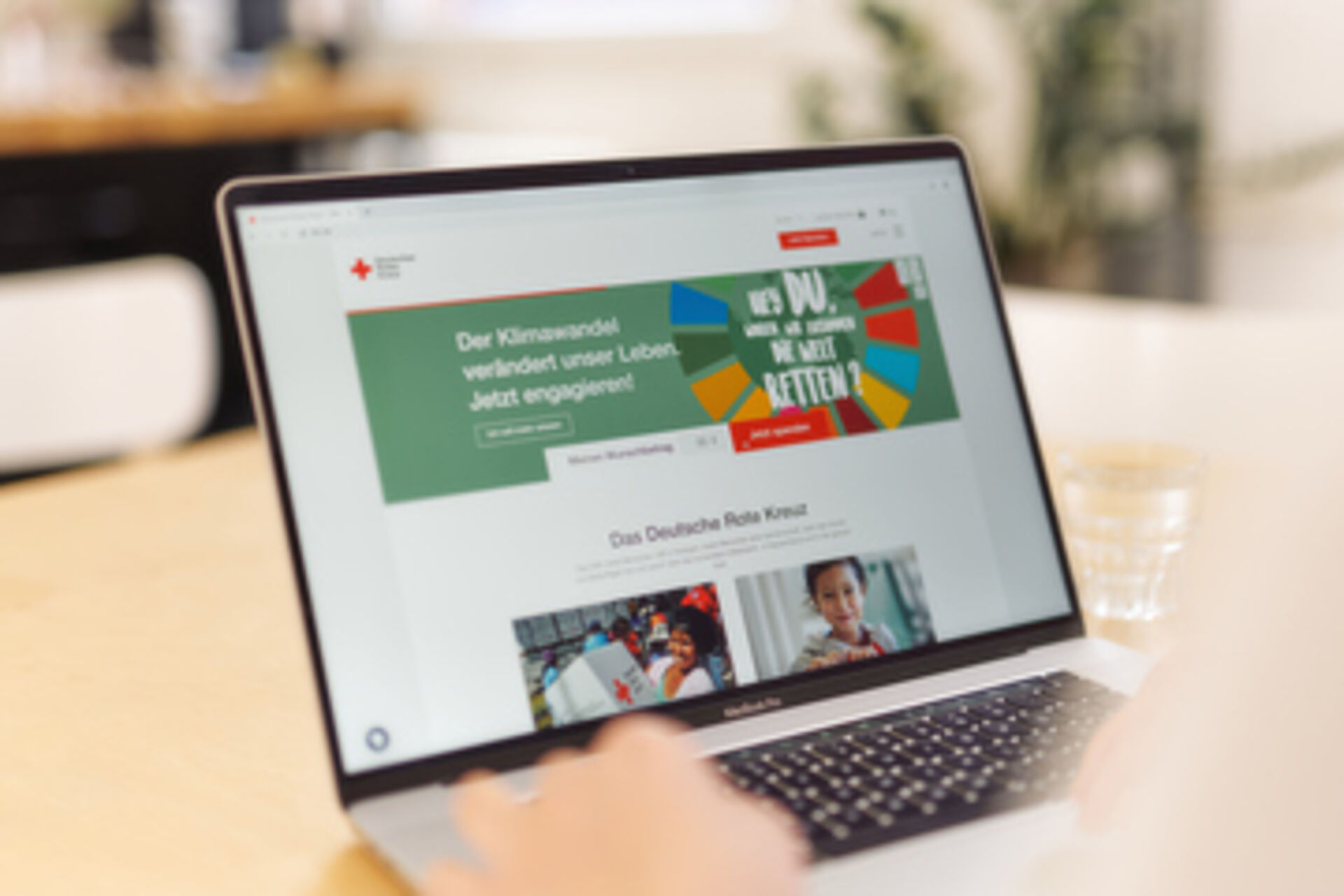 Foto zeigt eine DRK-Website