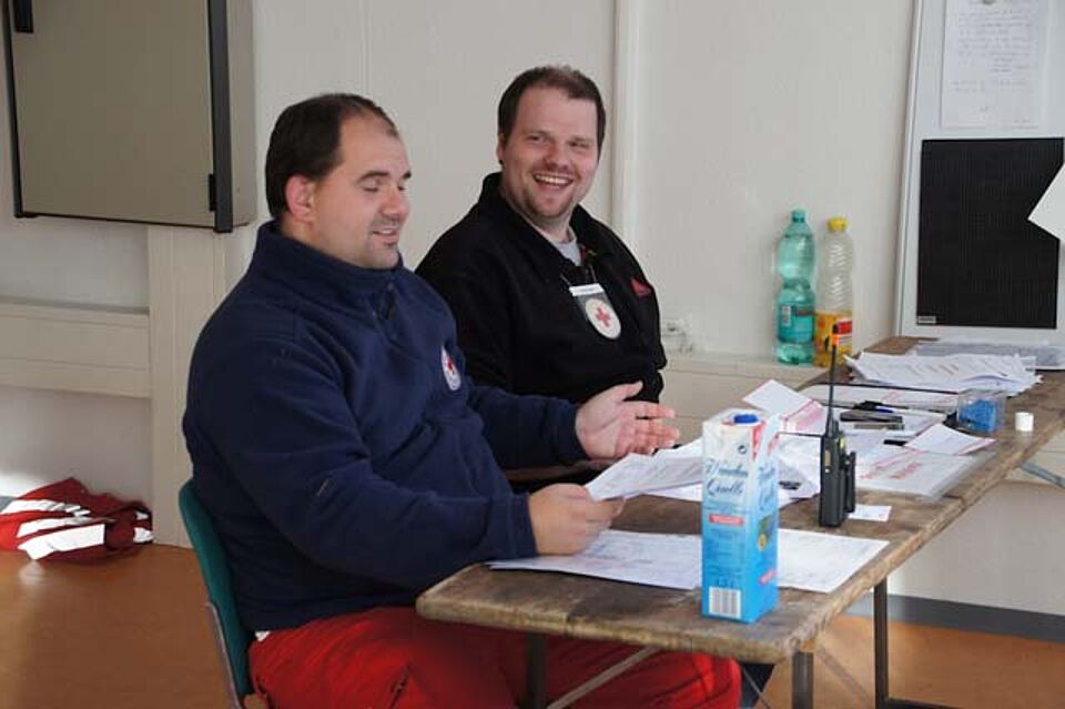 Zwei Mitglieder des DRK bei den Vorbereitungen Zwei Mitglieder des DRK bei den Vorbereitungen