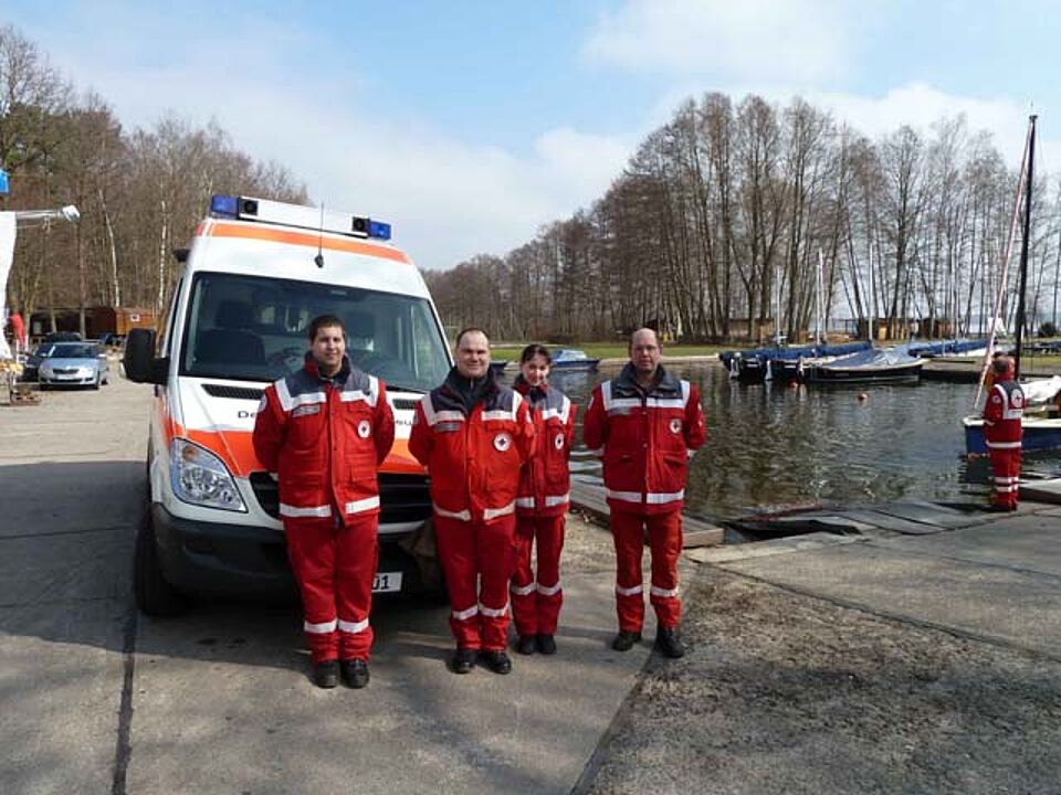 Grundausbildung 2011 Sanitäter vor dem Rettungswagen
