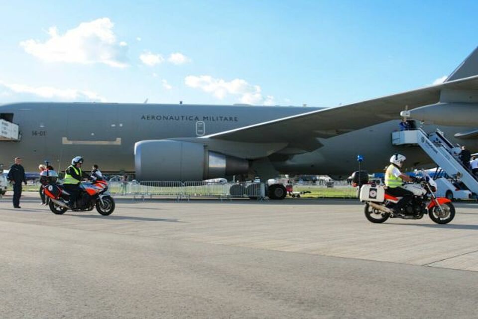 Flugzeug steht auf der Flugfläche Flugzeug steht auf der Flugfläche