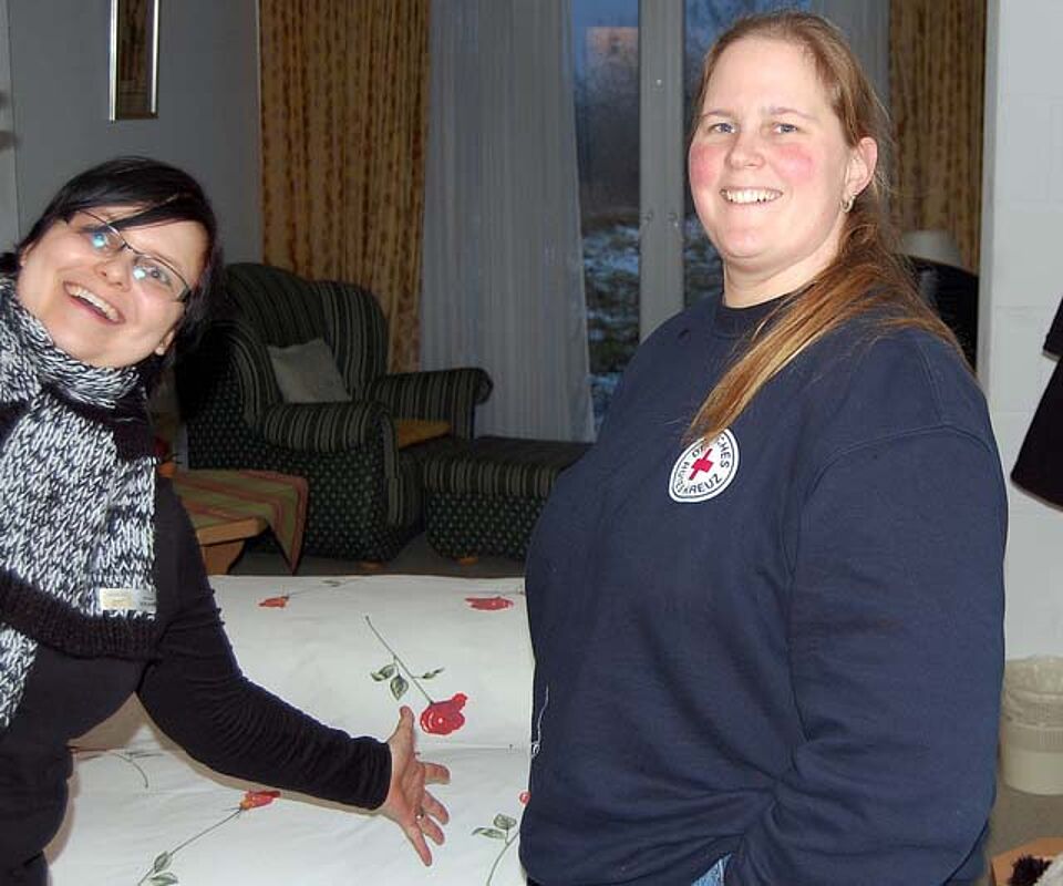 Seelische Hilfe 2012 Zwei der DRK Mitarbeiterinnen haben Spaß