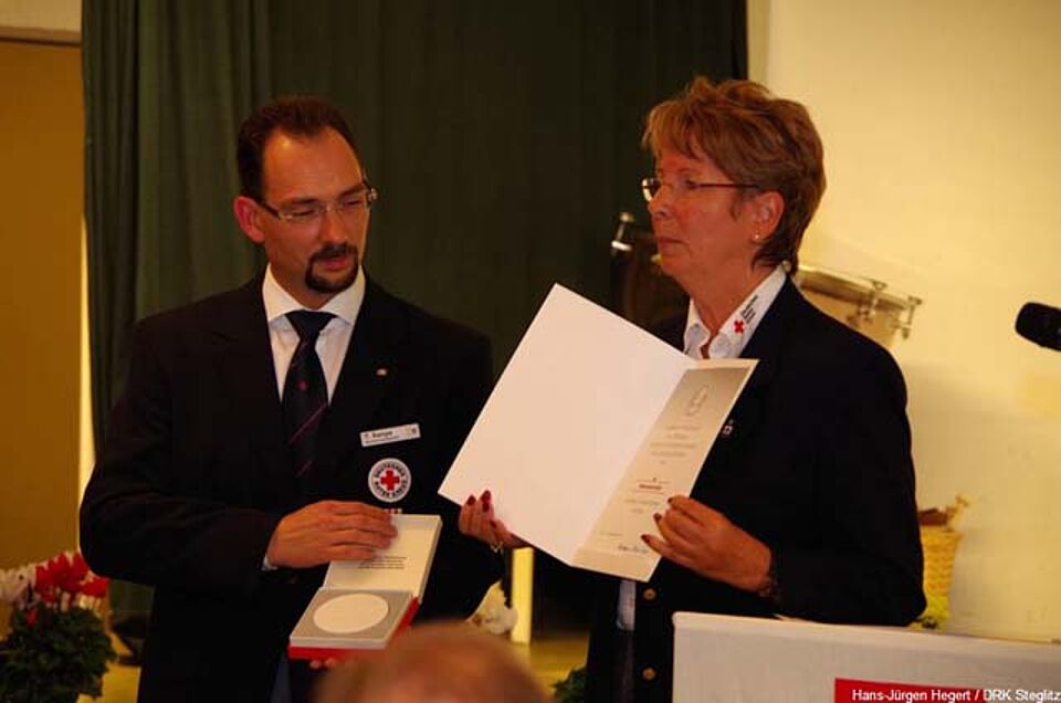 Übergabe einer Urkunde