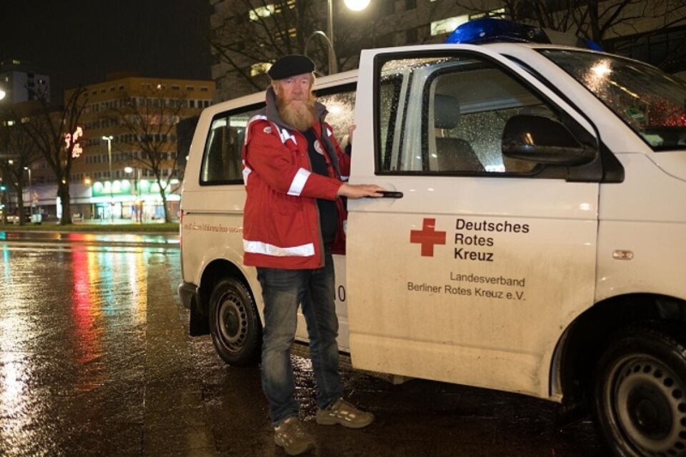 Herbert Szukalsky mit dem DRK-Wärmebus auf dem Weg zum nächsten Einsatz.