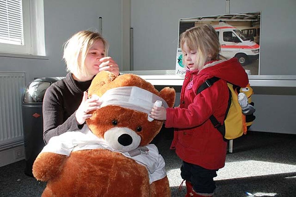 Kinder probieren sich an Erster Hilfe