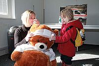 Kinder probieren sich an Erster Hilfe