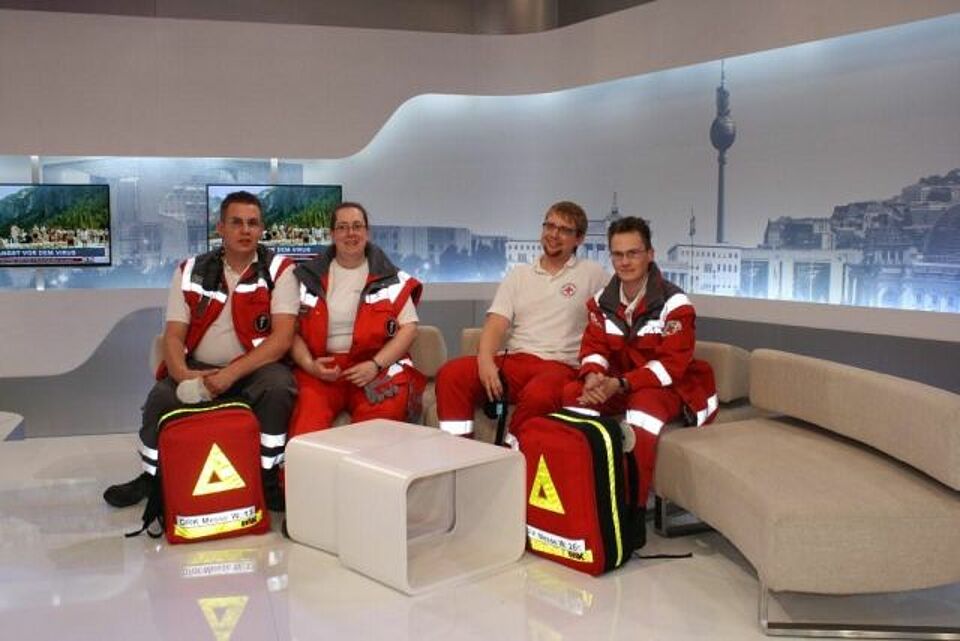 Gruppenbild von Sanitätern in einem Studio Gruppenbild von Sanitätern in einem Studio
