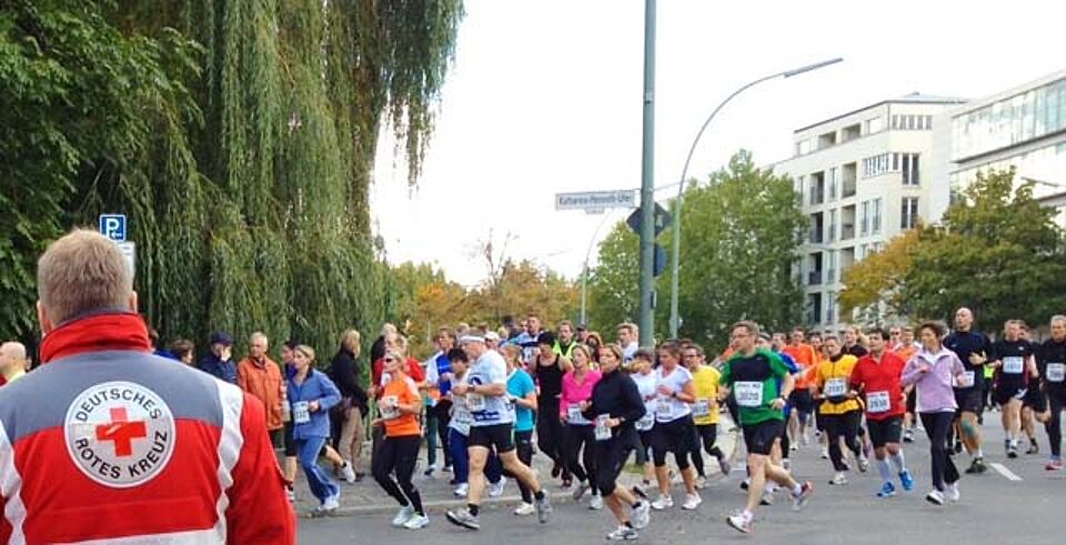 Sanitäter am Rand des Marathons Sanitäter am Rand des Marathons