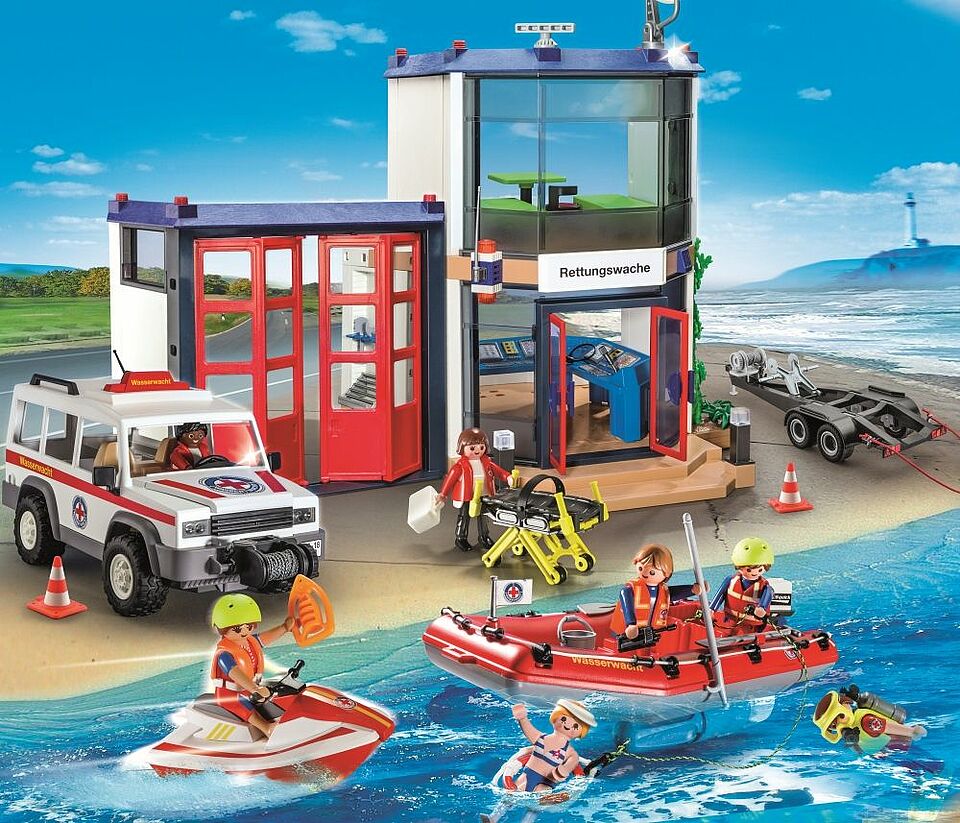 Hilfe! Schwimmerin im Wannsee in Not. DRK-Rettungsboot und Jetski sind schon zur Stelle. Zum Glück gibt es die DRK-Rettungswache und die gut ausgebildeten ehrenamtlichen DRK-Wasserretter! Ein Geländewagen übernimmt an Land.