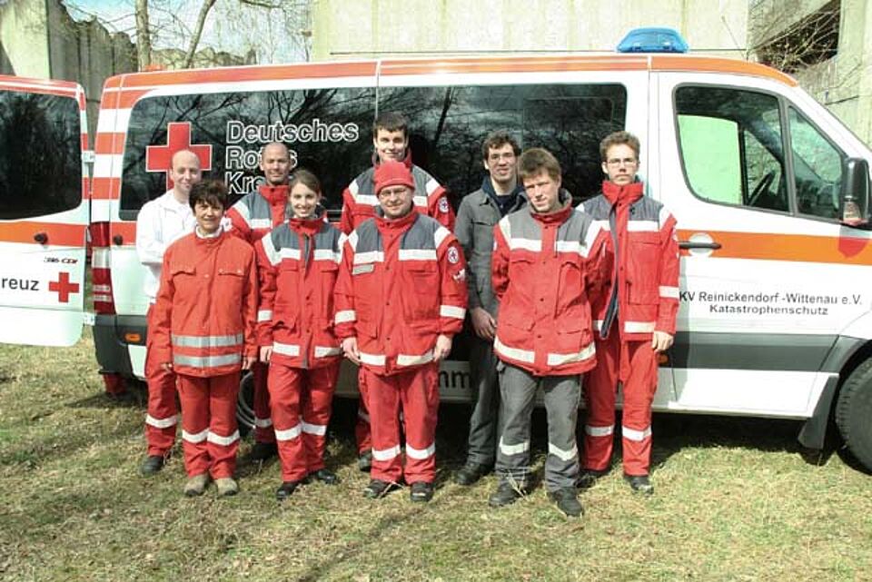 Gruppenbild der Sanitäter vor einem Rettungswagen
