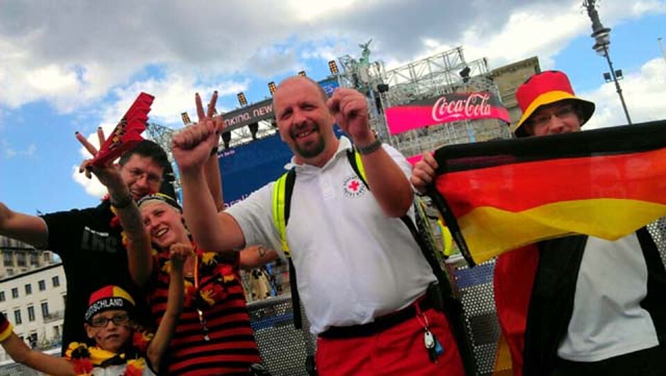 Sanitäter inmitten von Fans