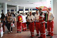 Sanitäter machen sich für den Einsatz bereit
