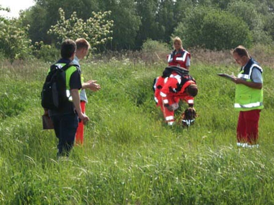 Hundeführer beim Mantrailing