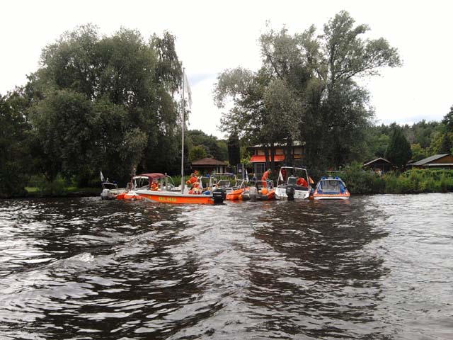 Boote der Wasserwacht im Einsatz, um Ruderboote zu retten