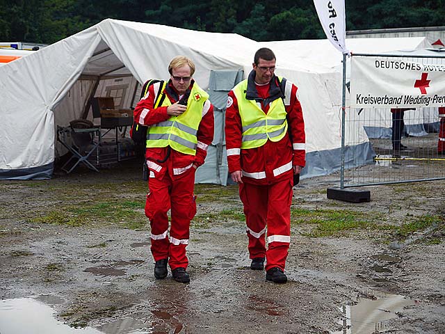 Sanitäter gehen über den Festplatz