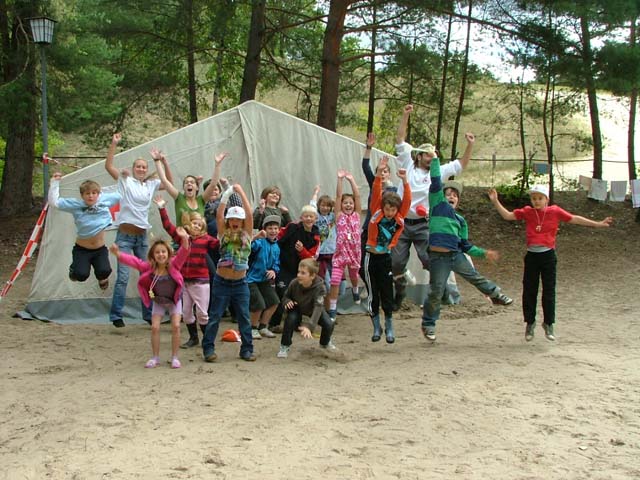 Gruppenbild von hochspringenden Kindern