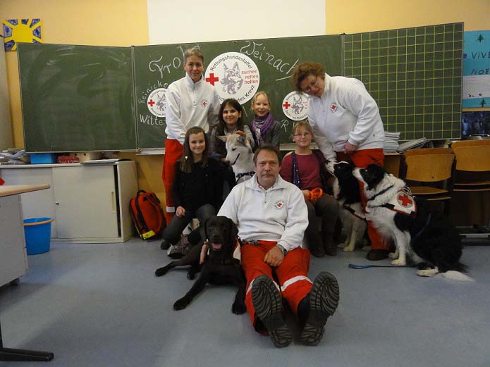 Weihnachtsfeier 2011 DRK Mitglieder mit Schühlern und Hunden vor einer Tafel