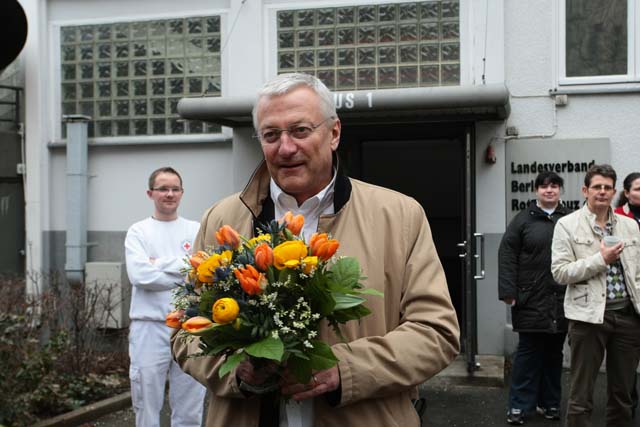 Herr Billhardt hällt Blumen im Arm