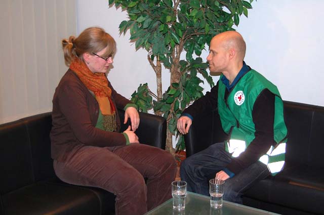 Kriseneinsatz 2012 Mitarbeiter der Krisenintervention im Gespräch mit einer Frau