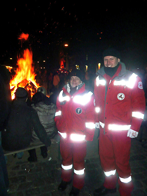 Zwei sanitäter am Osterfeuer