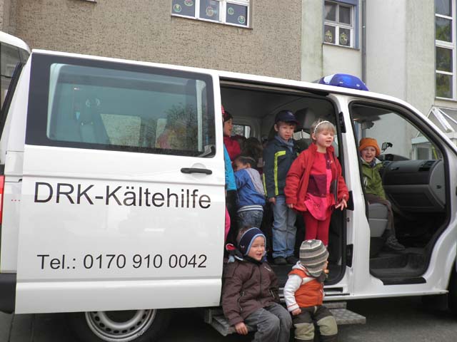 Kinder sitzen im Wagen der DRK Kältehilfe