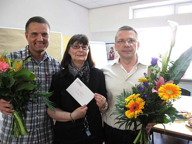 Jubilantin mit Blumen im Arm