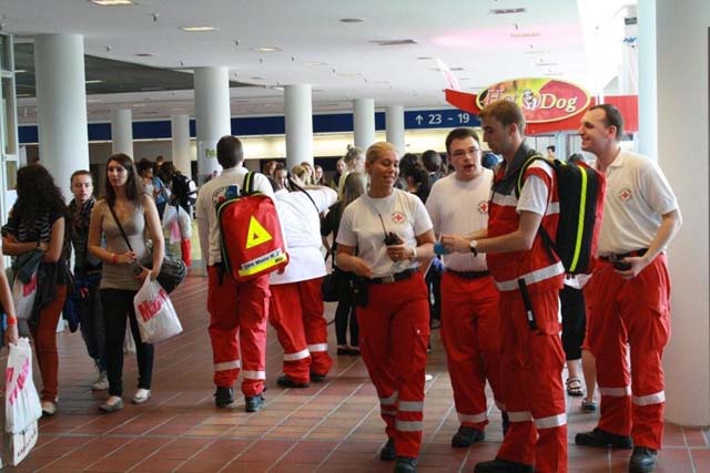 Sanitäter machen sich für den Einsatz bereit