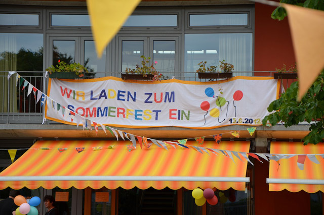 Außenansicht der KITA mit Wilkommen-Banner Außenansicht der KITA mit Wilkommen-Banner