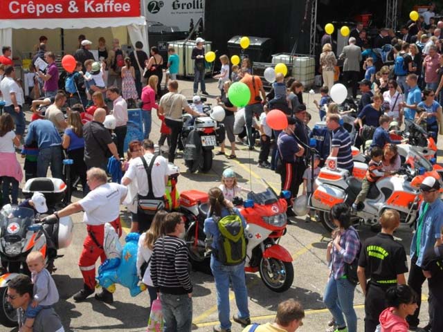 Viele Menschen tummeln sich auf dem Tag der Offenen Tür