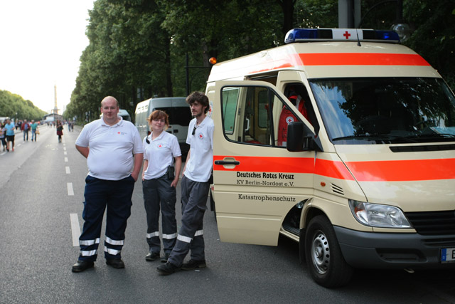 Sanitäter vor einem Rettungswagen