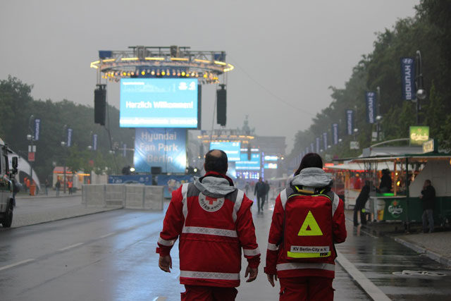 Sanitäter gehen durch den Regen